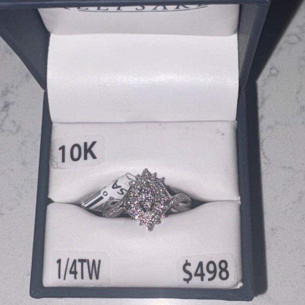 10K White Gold Diamond Cluster Ring - White